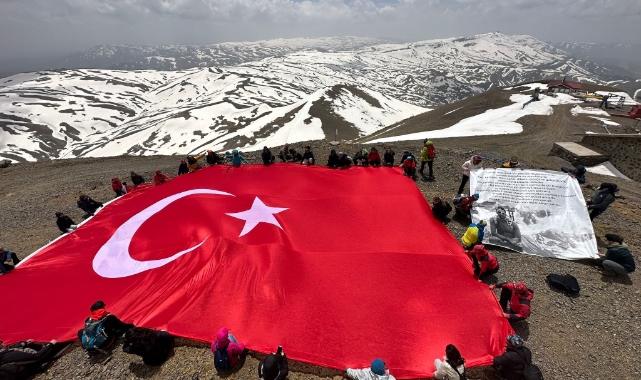 Palandöken'in zirvesinde dev Türk bayrağı!