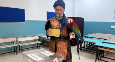 Papağanıyla oy kullanmaya gitti