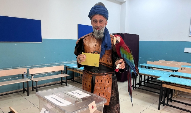 Papağanıyla oy kullanmaya gitti