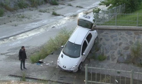 Park alanından çıkarken dere yatağına uçtu!