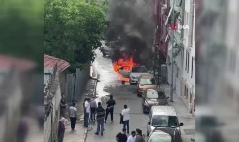 Park halindeki araç alev alev yandı