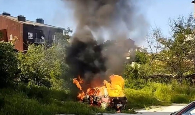 Park halindeki otomobil alev alev yandı