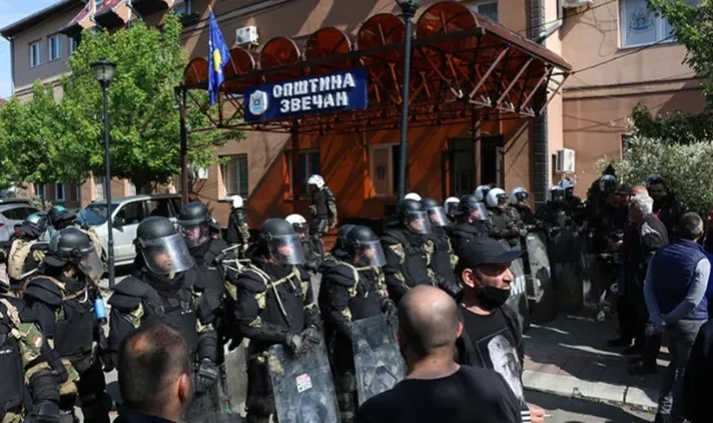 Polis ile Sırp protestocular arasında arbede