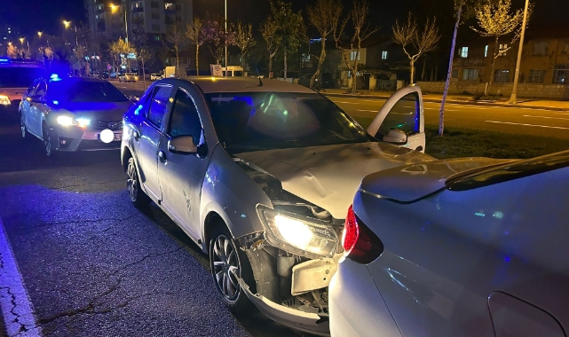 Polisin ‘dur’ ihtarına uymayan ehliyetsiz sürücü kazaya karıştı