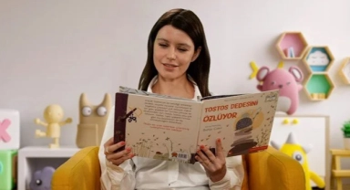 Saat depremden etkilenen çocuklar için kitap okudu