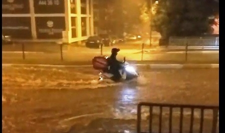 Sağanak yağış hayatı felç etti