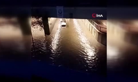 Sağanak yağış sonrası altgeçit sular altında kaldı