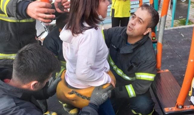 Salıncağa sıkışan çocuğu itfaiye kurtardı