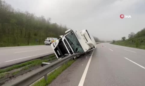 Samsun'da tır devrildi! 2 yaralı