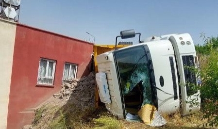 Şarampole yuvarlanan kamyonu ev kurtardı