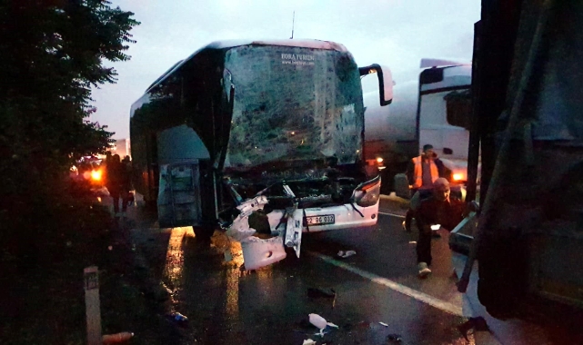 Seçmenlerini taşıyan otobüs TIR'a çarptı: 22 yaralı