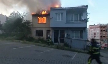 Şehir merkezinde metruk bina alev alev yandı