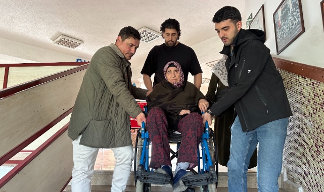 Şehit eşi tekerlekli sandalye ile sandık başına taşındı