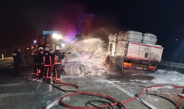 Seyir halindeki kamyon alev topuna döndü