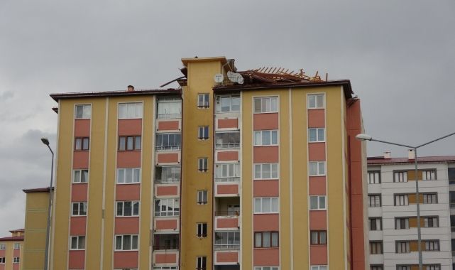 Sivas’ta kuvvetli rüzgar çatıyı yerinden söktü