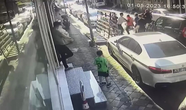 Sokak ortasında satırlı kavga