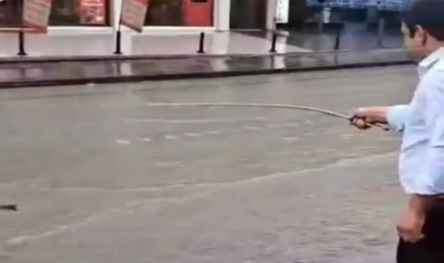 Sokaklar göle döndü, vatandaşlar olta salladı