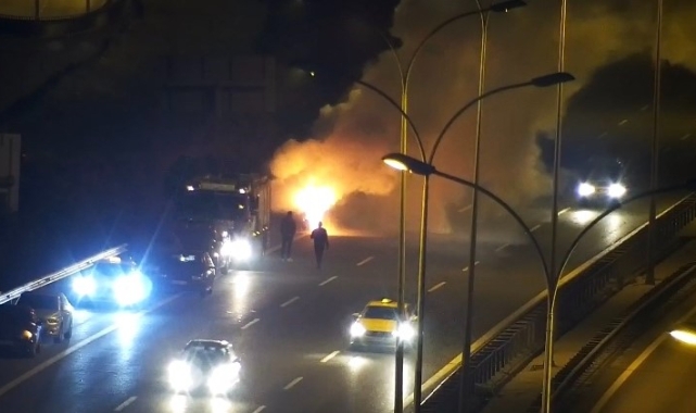 Sultanbeyli’de otomobil alev alev yandı