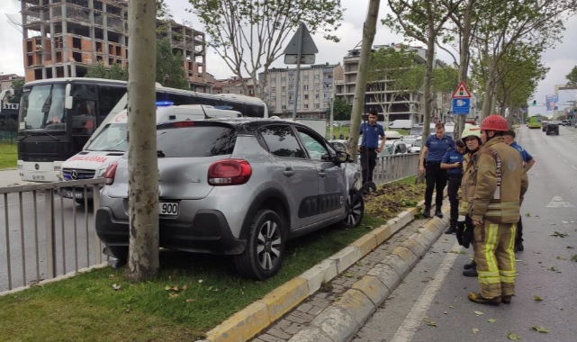 Sultangazi'de otomobil iki ağaç arasında sıkıştı