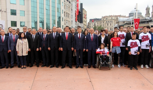 Taksim Cumhuriyet Anıtı’nda 19 Mayıs töreni