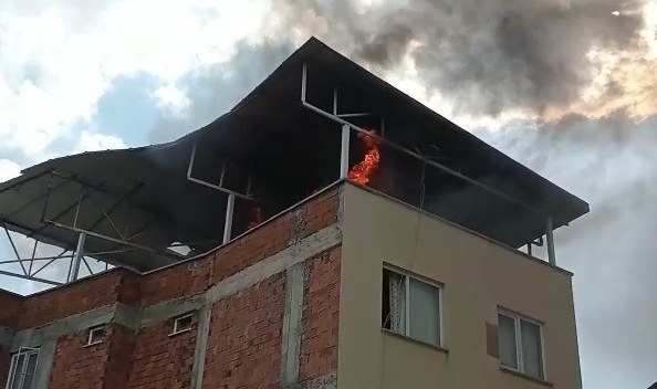 Tarihi simit fırını yakınlarında yangın