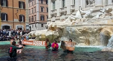 Tarihi Trevi Çeşmesi'nde boyalı protesto eylemi