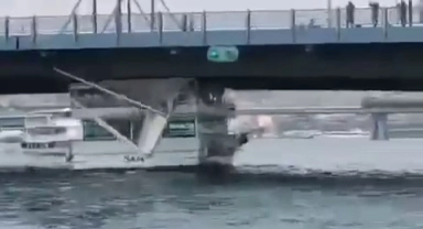Tekne Galata Köprüsü'ne çarptı