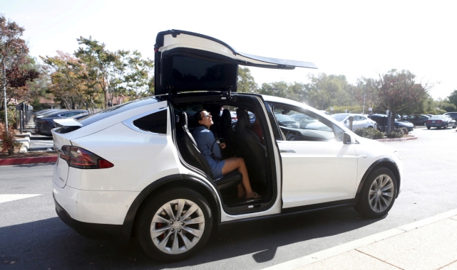 Tesla 1 milyon 100 bin aracını geri çağıracak!