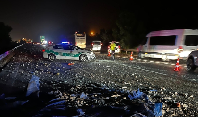 Tır köprüye çarptı, 8 araç hasar gördü