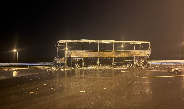 TIR'la çarpışan otobüs alev aldı