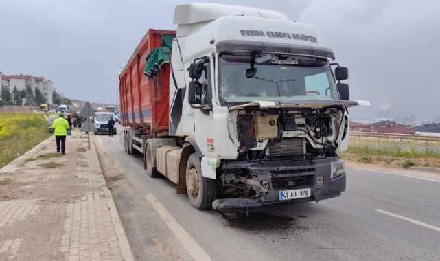 TIR önce kamyonete sonra otomobile çarptı