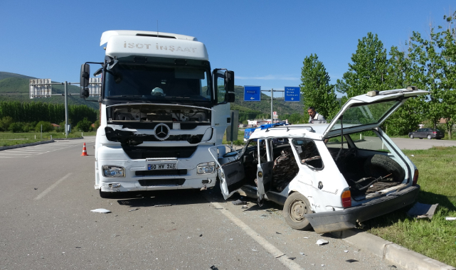 Tokat'ta TIR ile otomobil çarpıştı:3 yaralı
