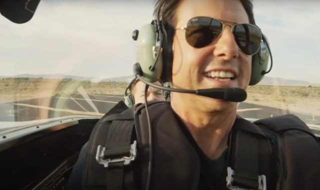 Tom Cruise Kral Charles'ı uçaktan selamladı
