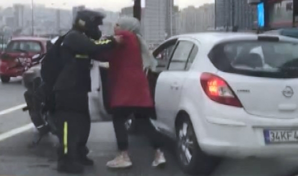 Trafikte otomobil sürücüsüyle kurye birbirine girdi