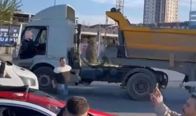 Trafikte TIR'ı yol ortasına bırakıp horona katıldı 
