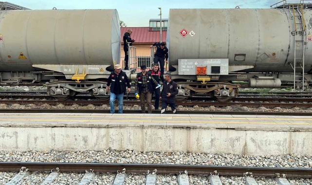 Vagona çıkan çocuk, yüksek gerilim hattına kapıldı
