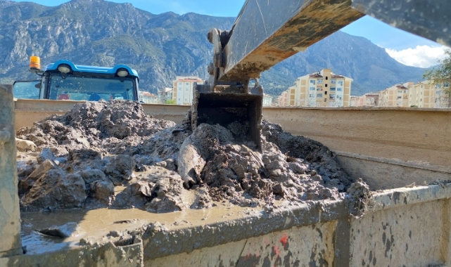 Yağmur suyu ızgaralarından kamyonlarca çöp çıkarıldı
