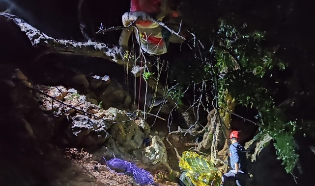 Yamaç paraşütü yapan turist kayalıklara düştü
