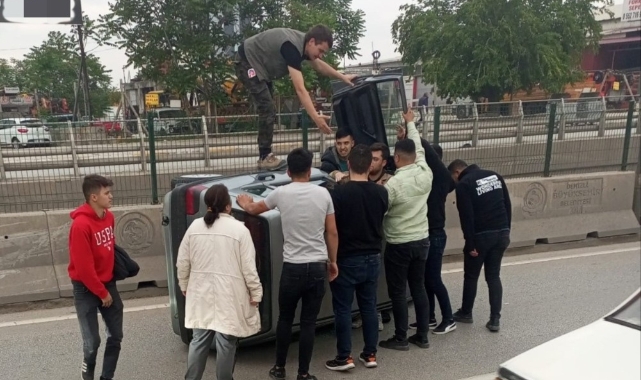 Yan yatan otomobildeki gençleri vatandaşlar kurtardı