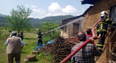Yangında ahşap ev kullanılamaz hale geldi