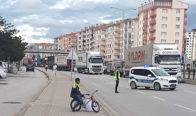 Yanlış yola giren tır trafiği kilitledi
