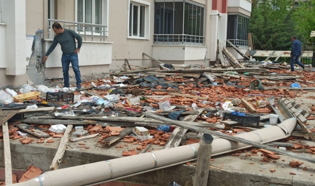 Yerle bir olan eve önce ağır, sonra hafif hasar raporu verdiler