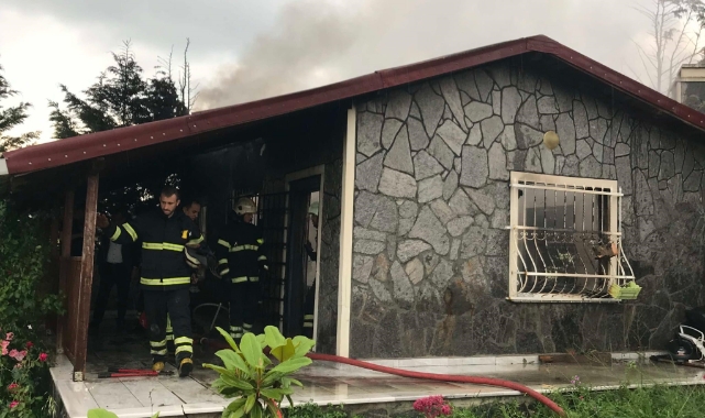 Yıldırım düşen villa alev topuna döndü