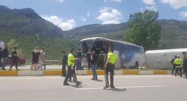 Yolcu otobüsü kaza yaptı: 1 ölü,15 yaralı