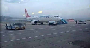 Yolcu uçağının inişte kanadına kuş çarptı