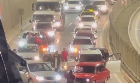 Yolu kapatıp asker eğlencesi yaptılar