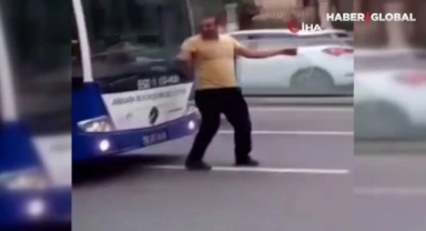 Yolun ortasında oyun havası oynadı