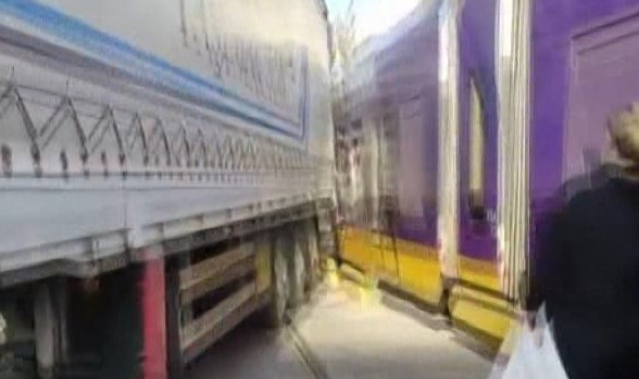 Zeytinburnu'nda tramvay TIR'ın dorsesine çarptı