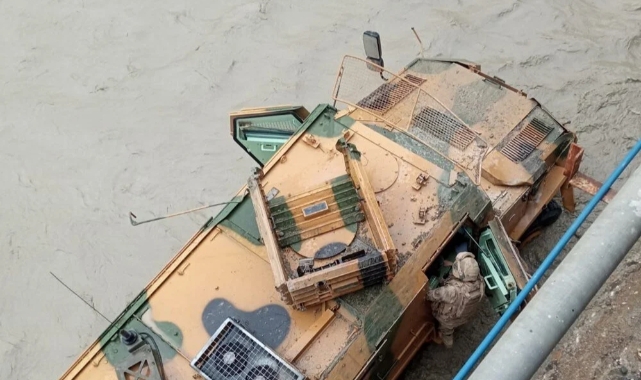 Zırhlı araç Zap Suyu'na uçtu, 12 asker yaralandı