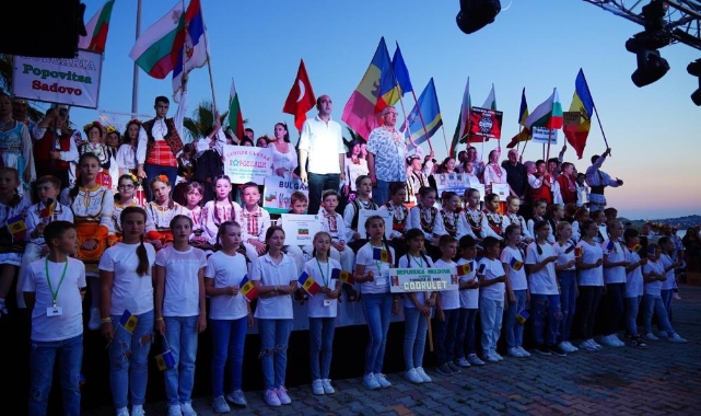 8. Ayvalık Halk Dansları Festivaline coşkulu veda